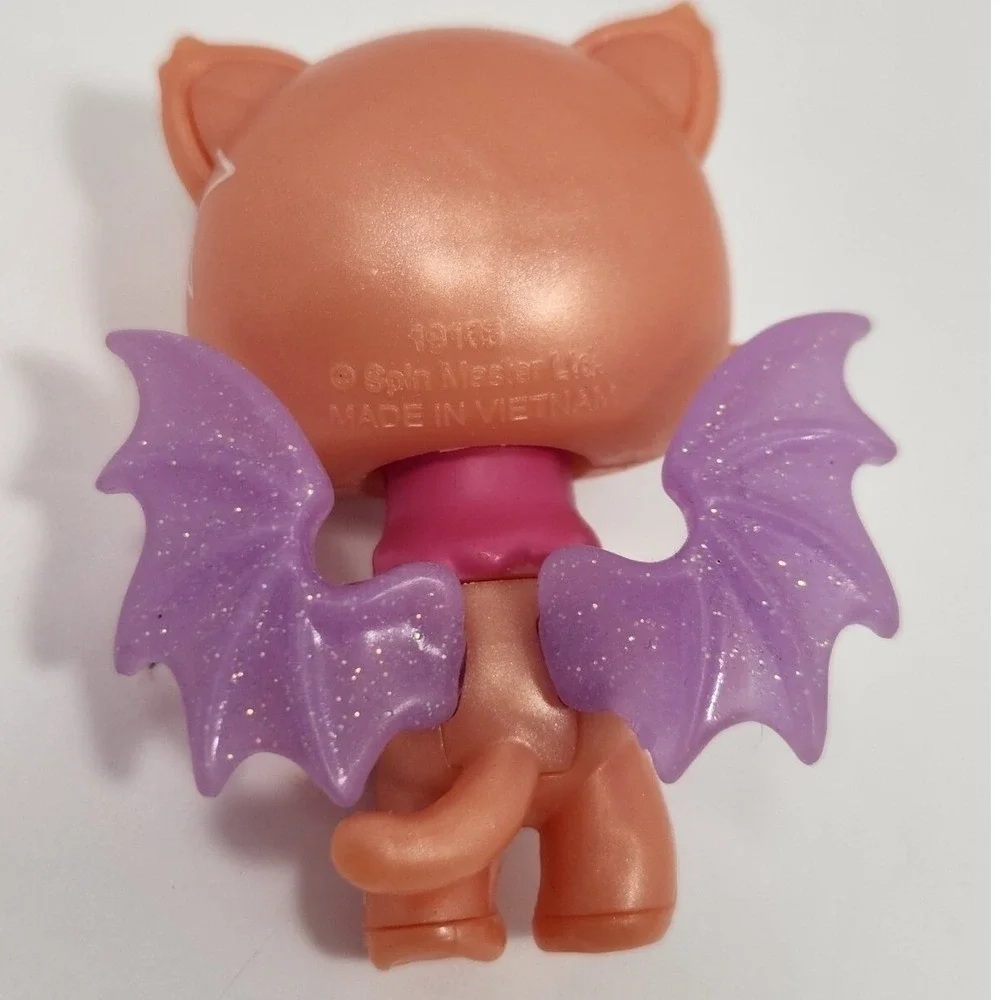 Hatchimals Glow Up 3-Inch‎ Magic Dusk - with glow in the dark wings